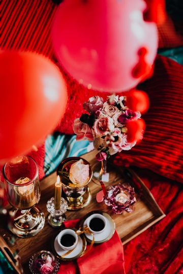 浪漫 kaboompics_Valentine's Day Breakfast in Bed_ Coffee, flowers, tray, pillows, balloons,.jpg