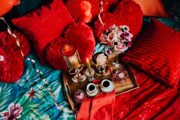 浪漫 kaboompics_Valentine's Day Breakfast in Bed_ Coffee, flowers, tray, pillows.jpg