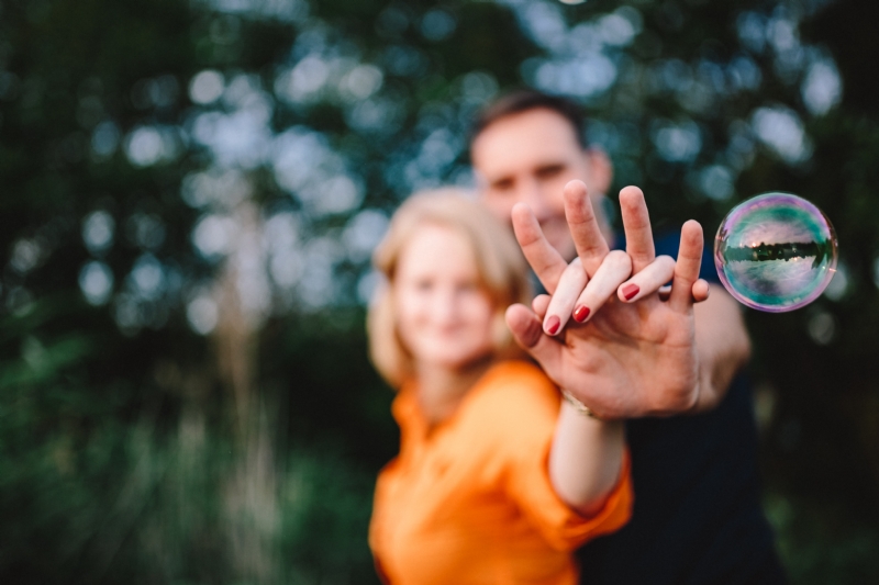 kaboompics_Young couple holding hands outdoors.jpg 方案配图,格调渲染,浪漫,