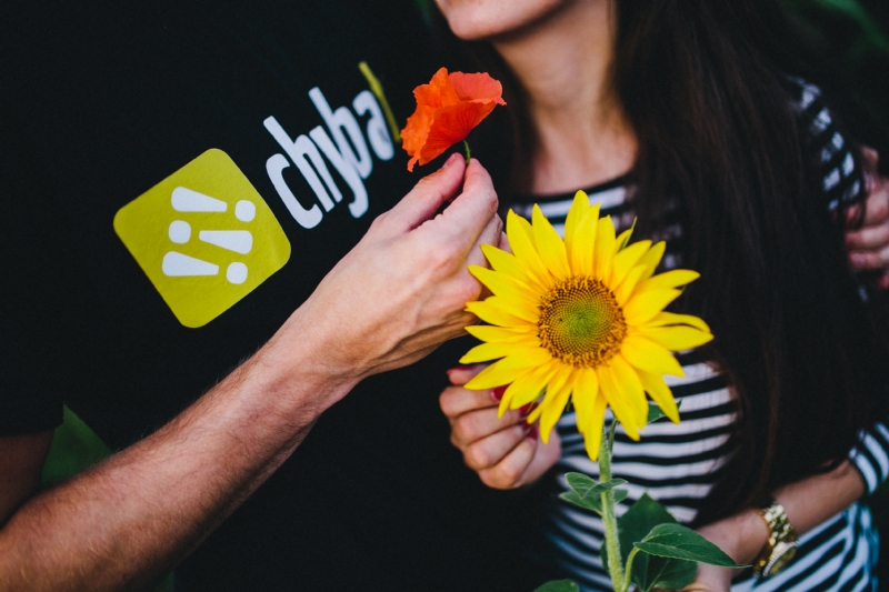 kaboompics_Young couple with sunflower.jpg 方案配图,格调渲染,浪漫,