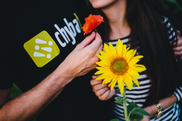 浪漫 kaboompics_Young couple with sunflower.jpg