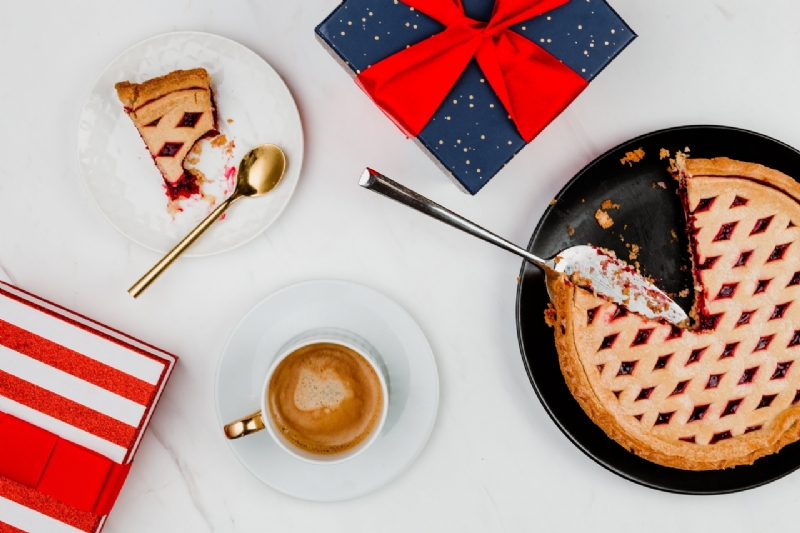 kaboompics_Fresh baked blueberry pie, cup of coffee & Christmas gifts.jpg 方案配图,格调渲染,典雅高贵,