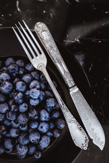 典雅高贵 kaboompics_Fresh blueberries on a black plate with vintage cutlery.jpg