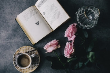 典雅高贵 kaboompics_Lovely roseses, book and coffee-2.jpg