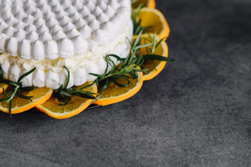 kaboompics_Meringue Cake with whipped cream and oranges.jpg 方案配图,格调渲染,典雅高贵,