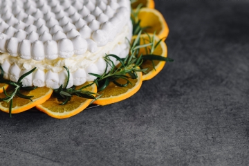 典雅高贵 kaboompics_Meringue Cake with whipped cream and oranges.jpg