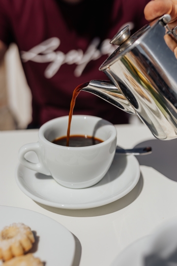 典雅高贵 kaboompics_Pouring coffee into a cup. Silver kettles, Italian cookies..jpg