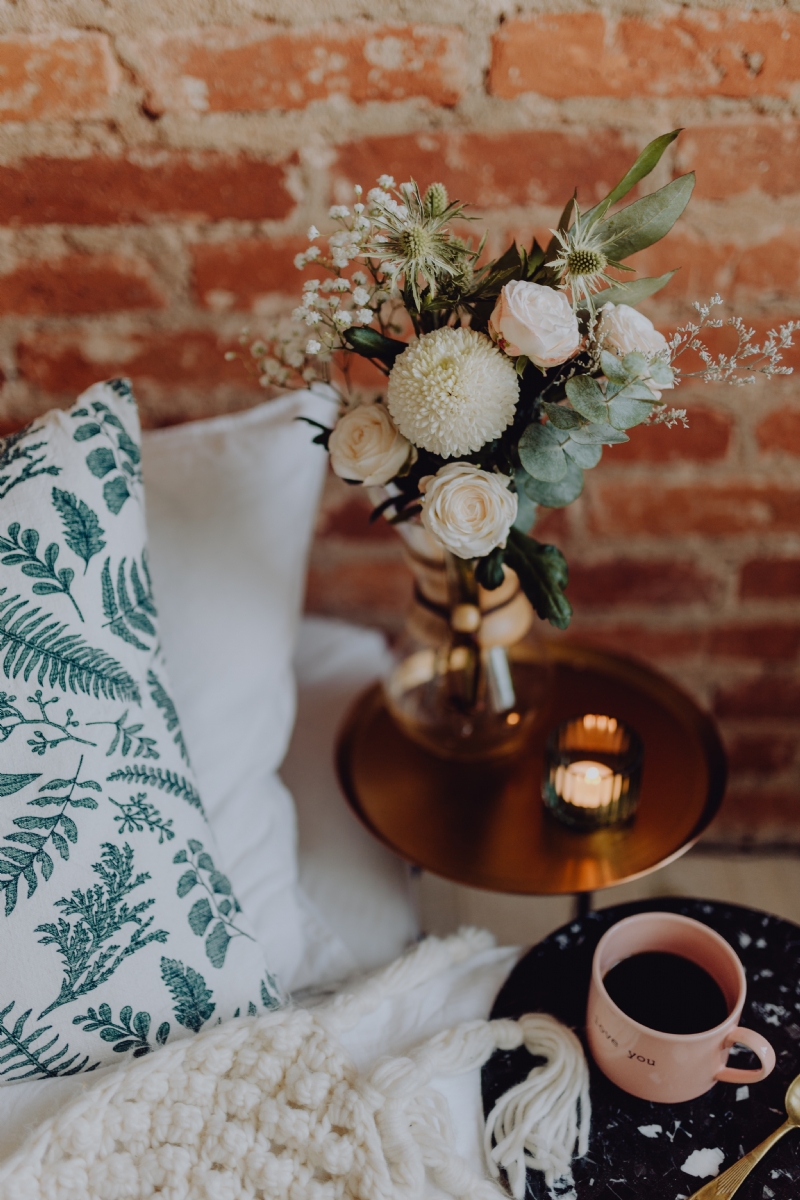 kaboompics_A bouquet of flowers and a cup of coffee on the bedside table.jpg 软装参考,花艺搭配,西方风格,