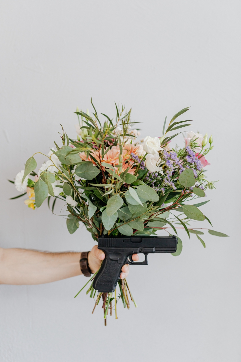 kaboompics_A bouquet of flowers and a gun.jpg 软装参考,花艺搭配,西方风格,