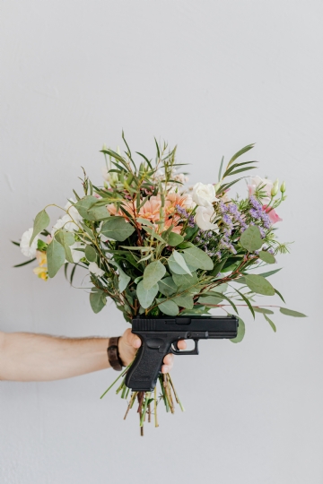 花艺搭配 kaboompics_A bouquet of flowers and a gun.jpg