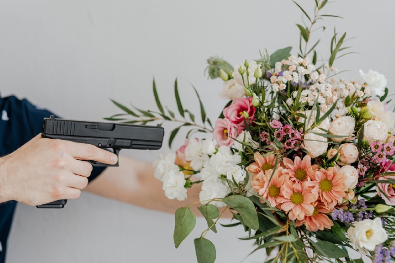 kaboompics_A bouquet of flowers and a gun-2.jpg 软装参考,花艺搭配,西方风格,