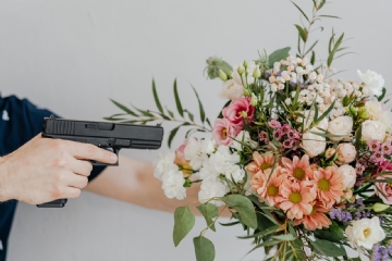 西方风格 kaboompics_A bouquet of flowers and a gun-2.jpg