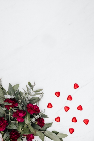 西方风格 kaboompics_A bouquet of flowers and a red heart-shaped pralines on white marble.jpg