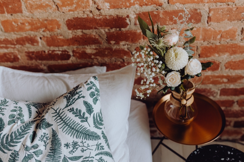 kaboompics_A lovely woman's bedroom with a beautiful bouquet of flowers.jpg 软装参考,花艺搭配,西方风格,