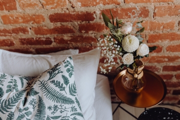 西方风格 kaboompics_A lovely woman's bedroom with a beautiful bouquet of flowers.jpg