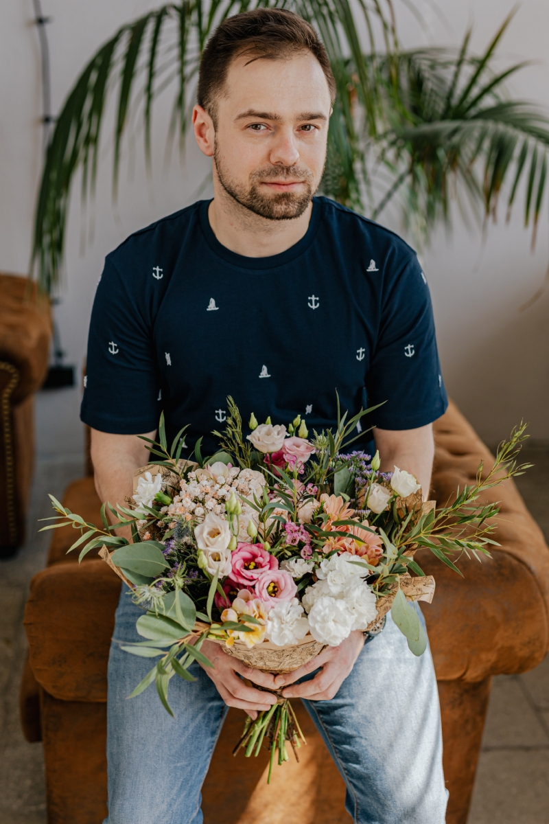 kaboompics_A man holds a beautiful bouquet of flowers.jpg 软装参考,花艺搭配,西方风格,