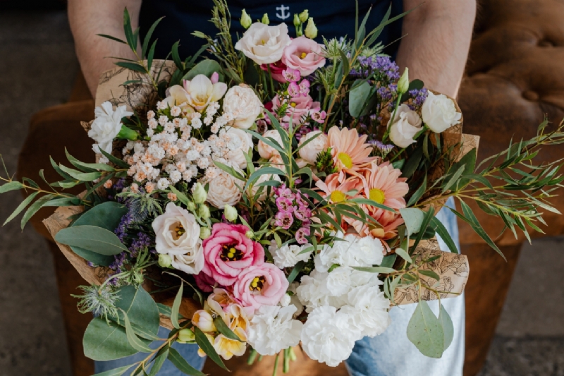 kaboompics_A man holds a beautiful bouquet of flowers-2.jpg 软装参考,花艺搭配,西方风格,