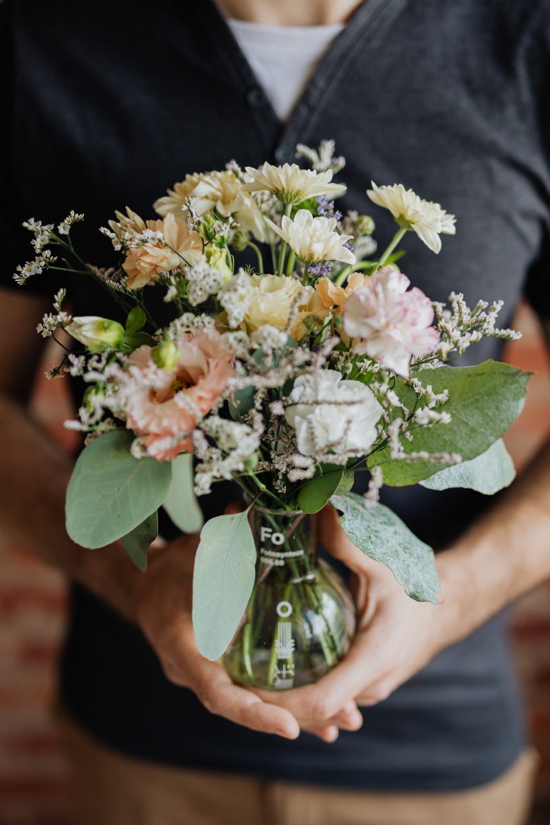 kaboompics_A man keeps a bouquet in a vase.jpg 软装参考,花艺搭配,西方风格,