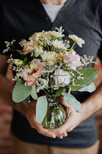 西方风格 kaboompics_A man keeps a bouquet in a vase.jpg