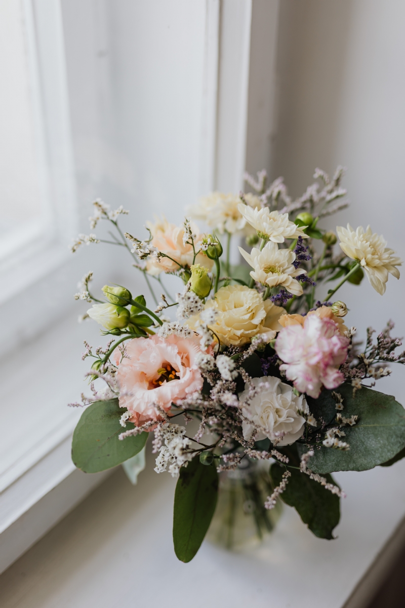 kaboompics_A small pastel bouquet in a glass vase.jpg 软装参考,花艺搭配,西方风格,