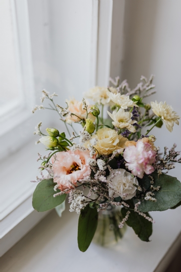 花艺搭配 kaboompics_A small pastel bouquet in a glass vase.jpg