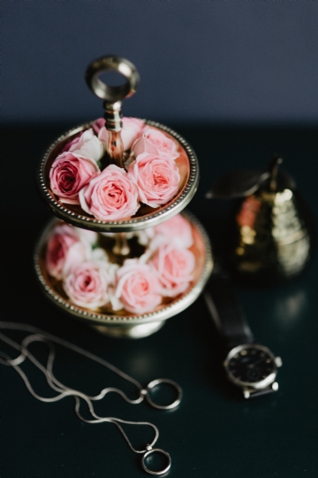 西方风格 kaboompics_A tray of pink roses.jpg