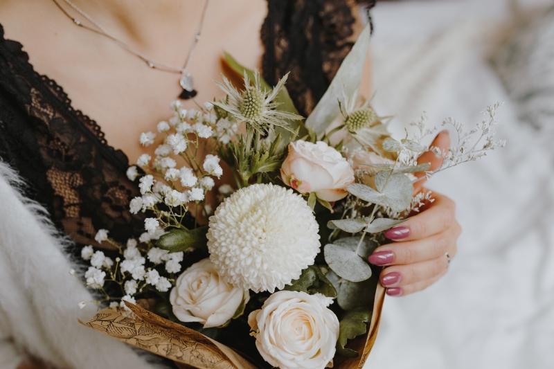 kaboompics_A woman in underwear is holding a beautiful pastel bouquet.jpg 软装参考,花艺搭配,西方风格,