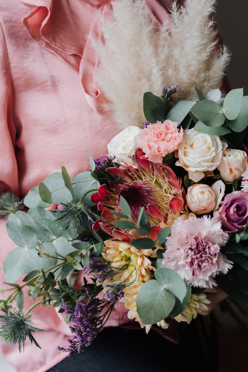 kaboompics_A woman with a bouquet wrapped in paper.jpg 软装参考,花艺搭配,西方风格,