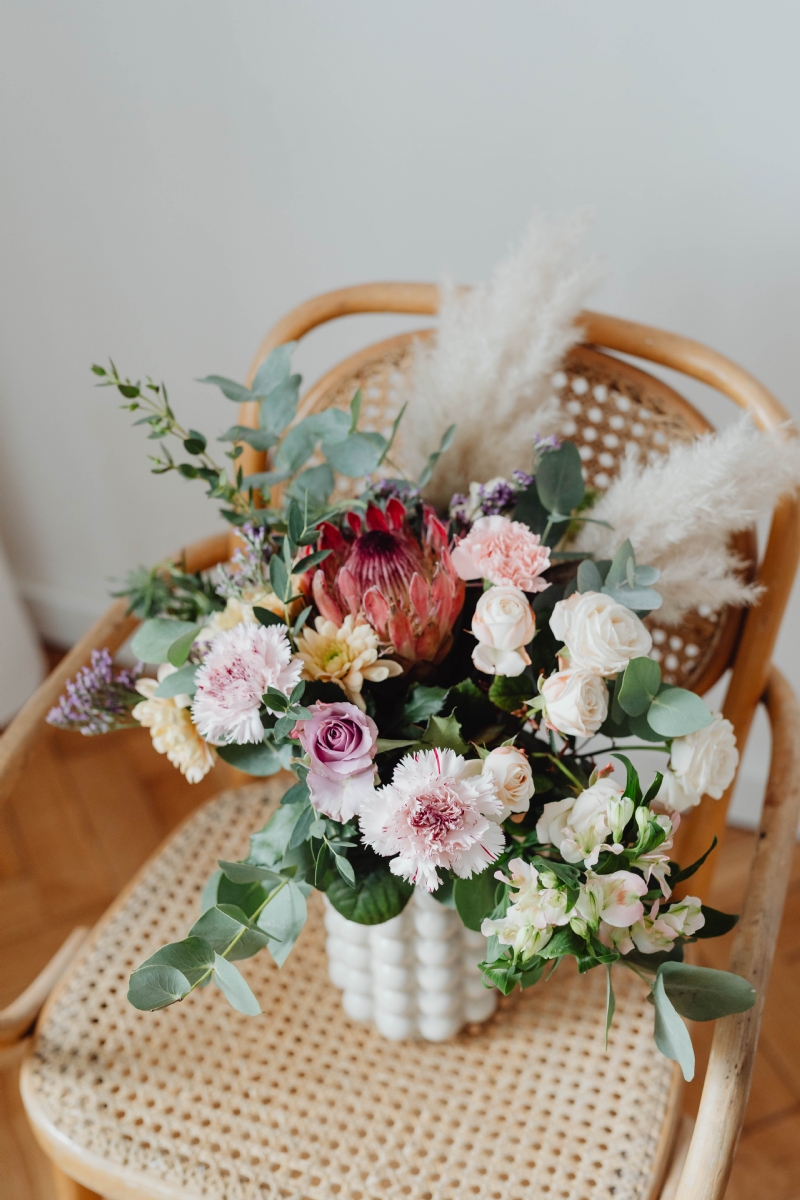 kaboompics_Beautiful bouquet of flowers on a wooden chair.jpg 软装参考,花艺搭配,西方风格,