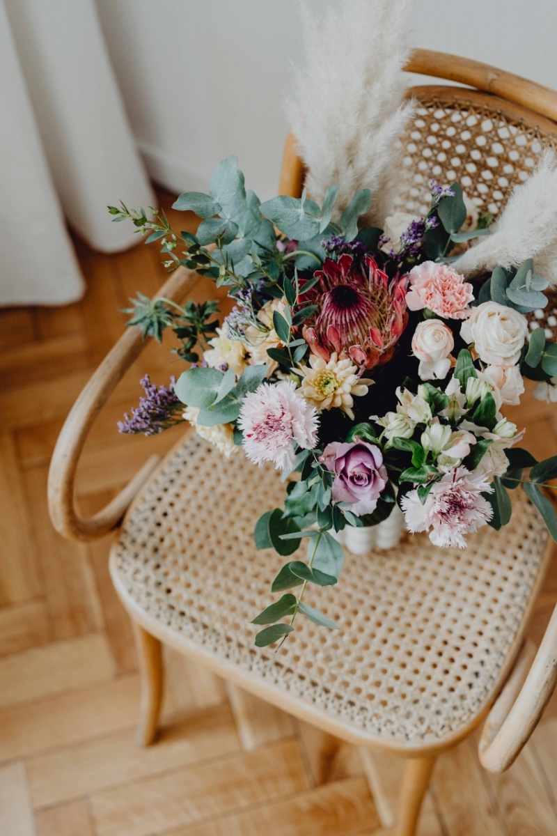 kaboompics_Beautiful bouquet of flowers on a wooden chair-2.jpg 软装参考,花艺搭配,西方风格,