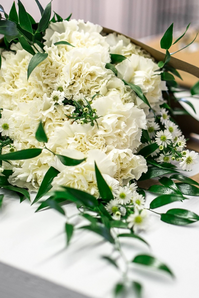 kaboompics_Beautiful bouquet of white flowers on a table.jpg 软装参考,花艺搭配,西方风格,