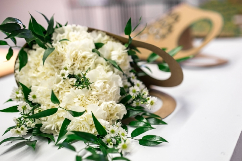 kaboompics_Beautiful bouquet of white flowers on a table-2.jpg 软装参考,花艺搭配,西方风格,