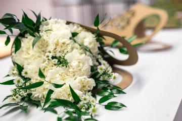 软装参考 kaboompics_Beautiful bouquet of white flowers on a table-2.jpg