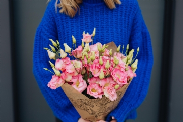 软装参考 kaboompics_Close up of woman holding bouquet of pink lisianthus flowers wrapped in brown paper.jpg