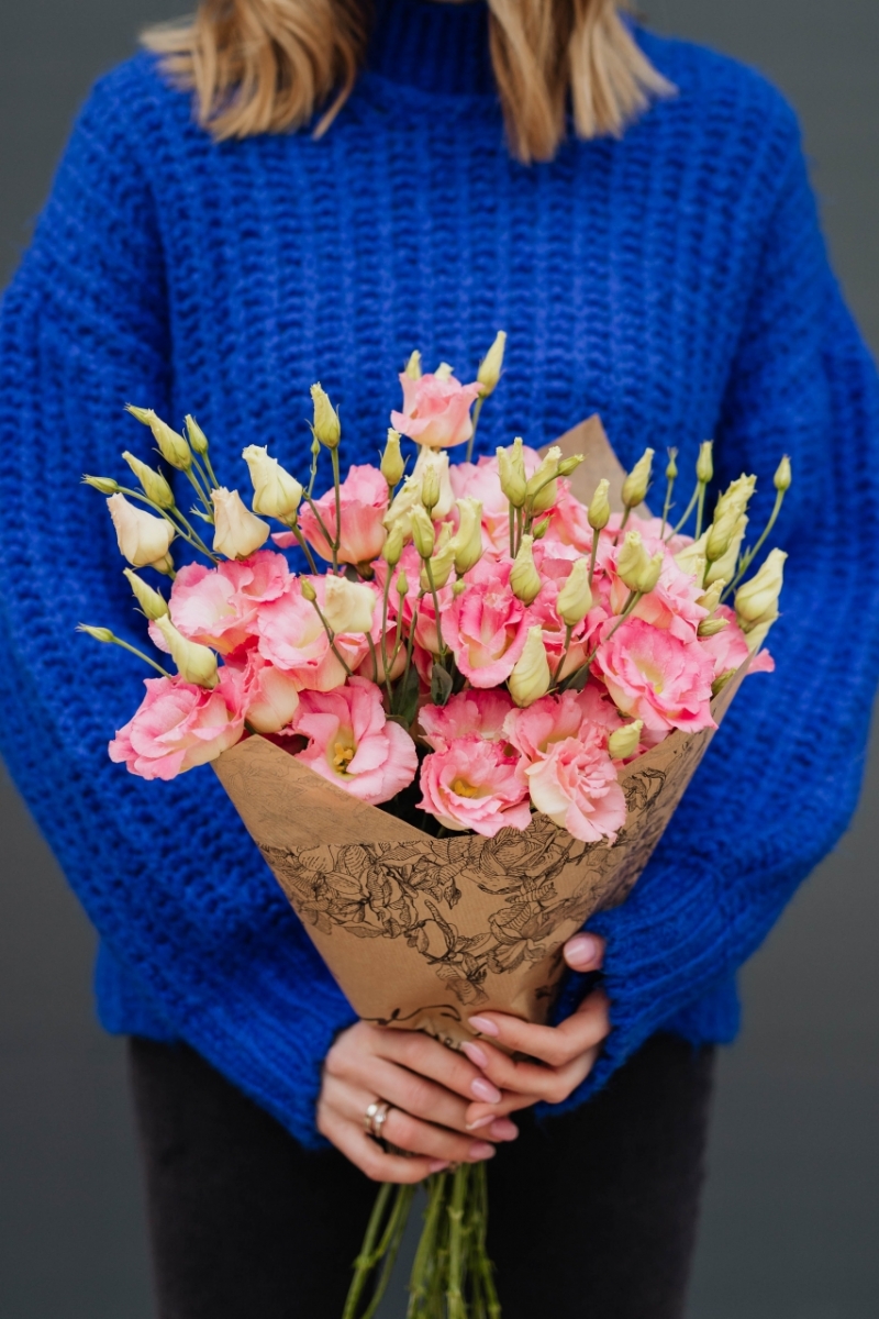 kaboompics_Close up of woman holding bouquet of pink lisianthus flowers wrapped in brown paper-2.jpg 软装参考,花艺搭配,西方风格,