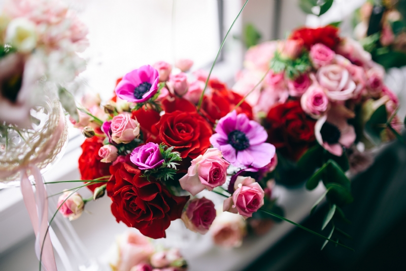 kaboompics_Multi-colored flowers in vases.jpg 软装参考,花艺搭配,西方风格,