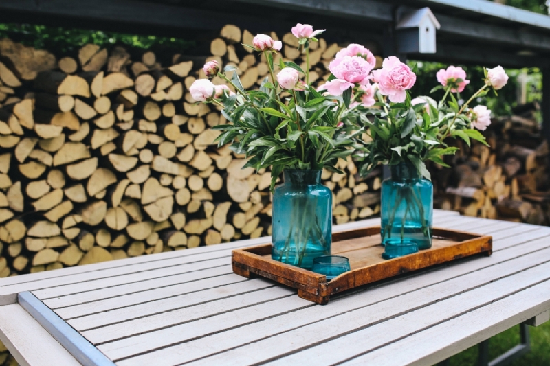 kaboompics_Pink flowers on a wooden table in a sunny garden-2.jpg 软装参考,花艺搭配,西方风格,