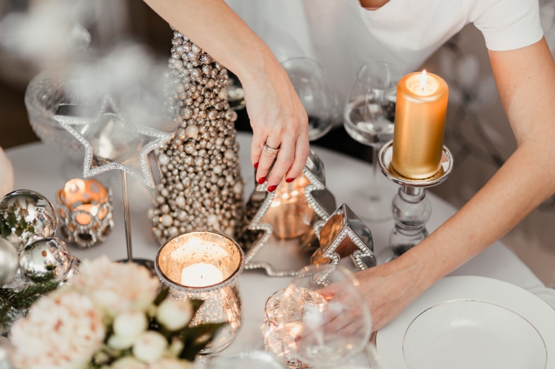 kaboompics_A woman decorates a Christmas table with silver decorations and white porcelain tableware.jpg 方案配图,格调渲染,奢华,