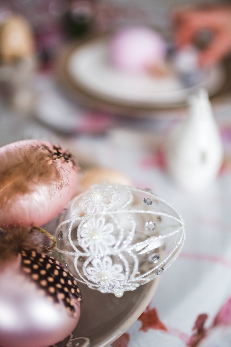 kaboompics_Close-up of ornamental eggs on an easter table.jpg 方案配图,格调渲染,奢华,