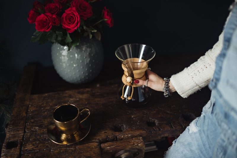 kaboompics_Enjoying a finely brewed coffee, gold coffee cup & red roses.jpg 方案配图,格调渲染,奢华,