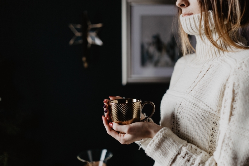 kaboompics_Enjoying a finely brewed coffee, gold coffee cup.jpg 方案配图,格调渲染,奢华,