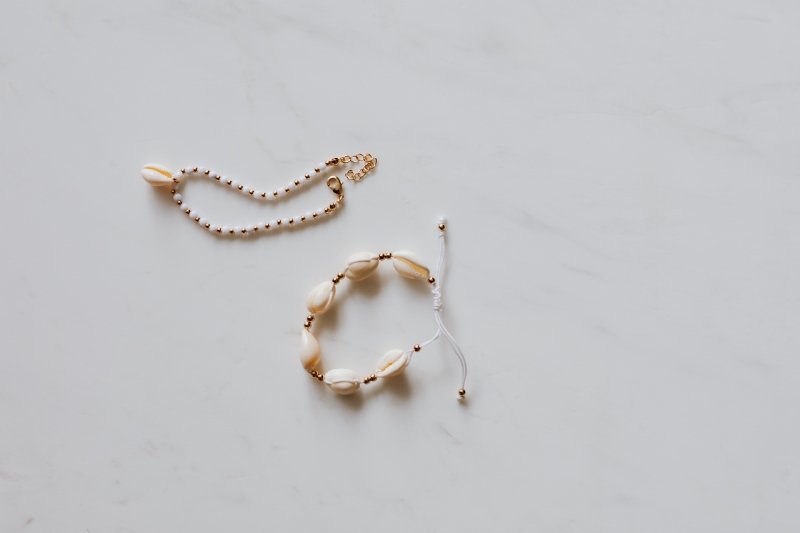 kaboompics_Gold jewellery in white marble - bracelets with shells.jpg 方案配图,格调渲染,奢华,