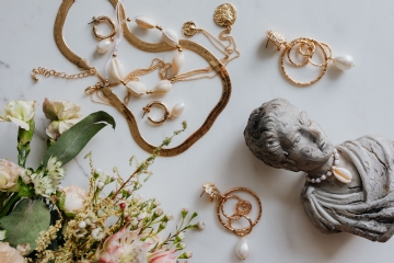 奢华 kaboompics_Gold jewellery in white marble - flowers and a small sculpture, a shell.jpg