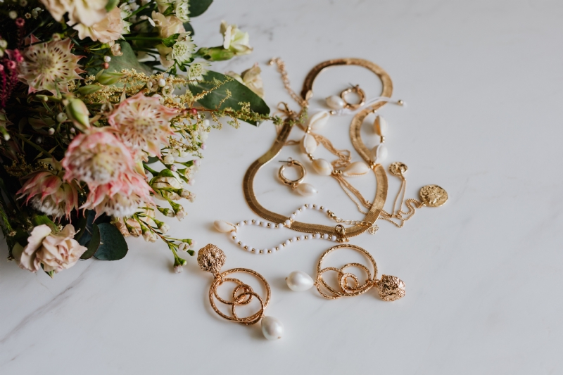 kaboompics_Gold jewellery on white marble - necklace, bracelets, earrings, flowers.jpg 方案配图,格调渲染,奢华,