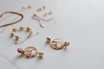 奢华 kaboompics_Gold jewellery on white marble - necklace, bracelets, earrings.jpg