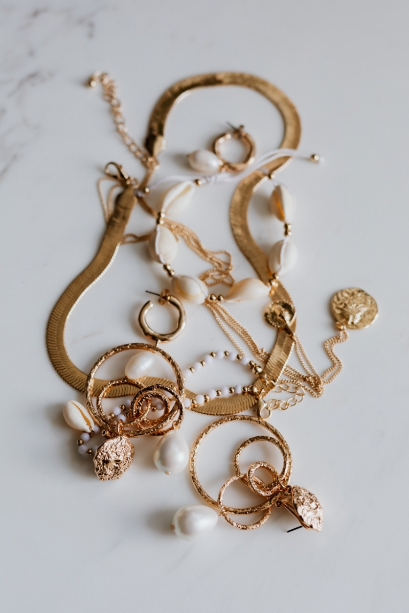 kaboompics_Gold jewellery on white marble - necklace, bracelets, earrings-2.jpg 方案配图,格调渲染,奢华,