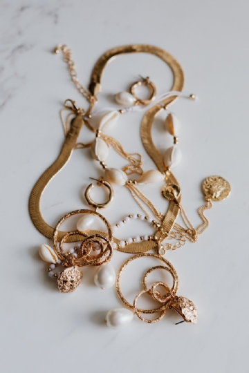 奢华 kaboompics_Gold jewellery on white marble - necklace, bracelets, earrings-2.jpg