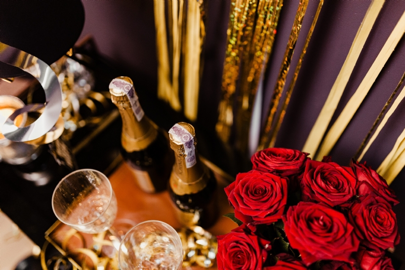 kaboompics_New Year's Eve party - bottle of champagne, glasses & red roses.jpg 方案配图,格调渲染,奢华,