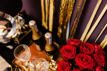 奢华 kaboompics_New Year's Eve party - bottle of champagne, glasses & red roses.jpg