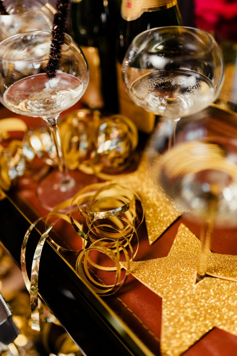 kaboompics_New Year's Eve party - closeup of champagne in glass.jpg 方案配图,格调渲染,奢华,